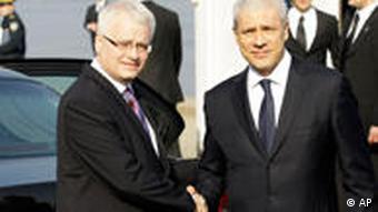 Ivo Josipović i Boris Tadić rukuju se u Vukovaru, u studenom 2010.