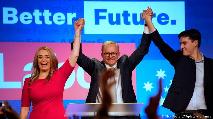 Лідер лейбористів Ентоні Альбанезе святкує перемогу на виборах в Австралії