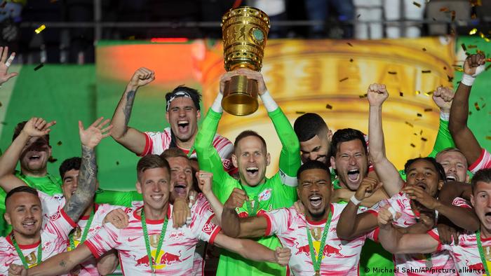 Игроки футбольного клуба Лейпциг празднуют победу в финале Кубка Германии