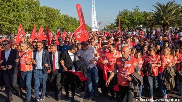 Протесты в Стамбуле в защиту Джанан Кафтанджиоглу