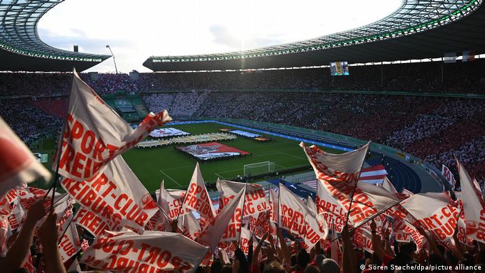 شامگاه شنبه ۲۱ مه، فینال این دوره از رقابت‌های جام حذفی آلمان در ورزشگاه المپیک برلین برگزار شد. این استادیوم اکنون سال‌هاست که میزبانی برگزاری پیکار نهایی جام حذفی را برعهده دارد. صحنه‌ای از دقایق پیش از به صدا در آمدن سوت آغاز بازی.