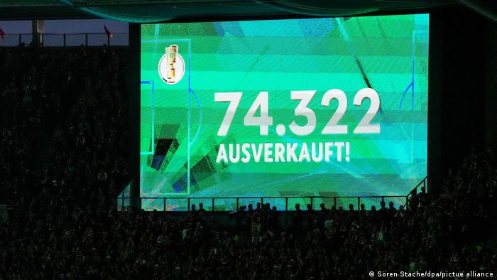 جام حذفی آلمان از رقابت‌های بسیار محبوب در آلمان محسوب می‌شود. به ویژه بلیط‌های فینال معمولا مدت‌ها قبل پیش‌فروش می‌شوند. ظرفیت المپیک برلین این بار تکمیل بود و تمامی ۷۴ هزار و ۳۲۲ بلیط به فروش رفته بودند.