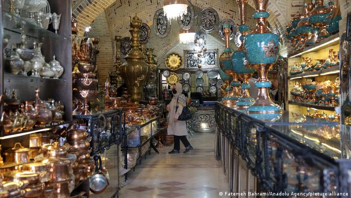 مجموعە گنجعلی‌خان یکی از بازار‌های مشهور و تاریخی کرمان است. پته، قالی و پستە از سوغات‌های کرمان محسوب می‌شوند. اما در کنار این‌ها، یکی از راسته‌های محبوب گردشگران راستە مسگران است.