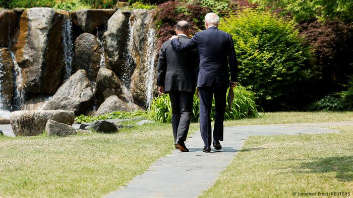 Biden puts his hand on the shoulder of Hyundai CEO Euisin in Seoul
