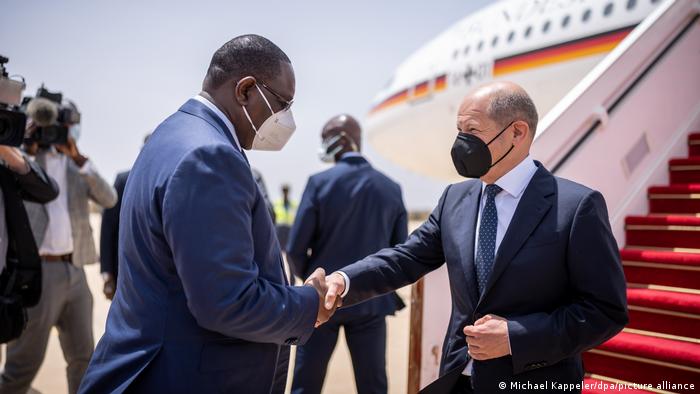 El presidente de Senegal, Macky Sall, y el canciller de Alemania, Olaf Scholz.
