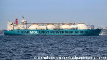 Der 272 m lange Gas-Frachter «Karmol LNGT Powership Africa» liegt vor Dakar an der Küste von Senegal. Afrika könnte ein alternativer Gaslieferant sein. (zu dpa «Ökonomen sehen Afrika als Teilalternative für russisches Gas») +++ dpa-Bildfunk +++