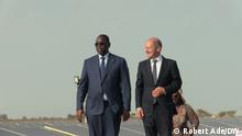 23.5.2022, Dakar, Senegal, Olaf Scholz und Senegalesischer Präsident Macky Sall beim
Besuch einer Solaranlage in Dakar