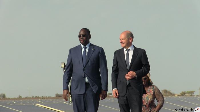 Senegals Olaf Scholes und der senegalesische Präsident Macky Sall besuchen das Solarkraftwerk in Dakar