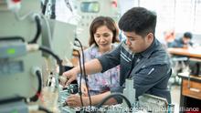 Phan Thi Hai, Lehrerin und Schueler an der LILAMA 2 College, fuer Berufsbildung. Ho Chi Minh City / Vietnam, 08.11.2019. Ausbildung in Konstruktionsmechanik, Mechatronik, Industrieelektronik und Zerspanung