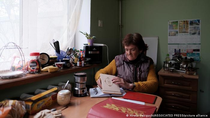 57-летняя Галина Мушута из Бучи все еще верит в то, что ее муж, 59-летний Александр, пропавший вскоре после вторжения российской армии в Украину. Фото 18 мая 2022 года