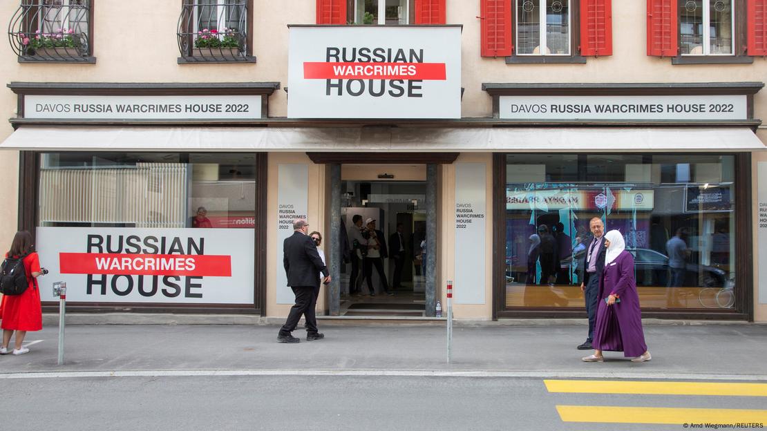 A imagem mostra o prédio que costumava abrigar a Casa da Rússia em Davos, na Suíça, durante o Fórum Econômico Mundial. Agora, no entanto, o local se transformou na Casa de Crimes de Guerra da Rússia, em uma alusão às possíveis atrocidades cometidas por militares russos em território ucraniano.