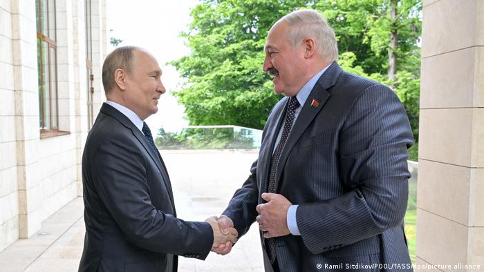 Vladímir Putin y Alexandr Lukashenko se dan un apretón de manos. Foto de archivo, mayo de 2022