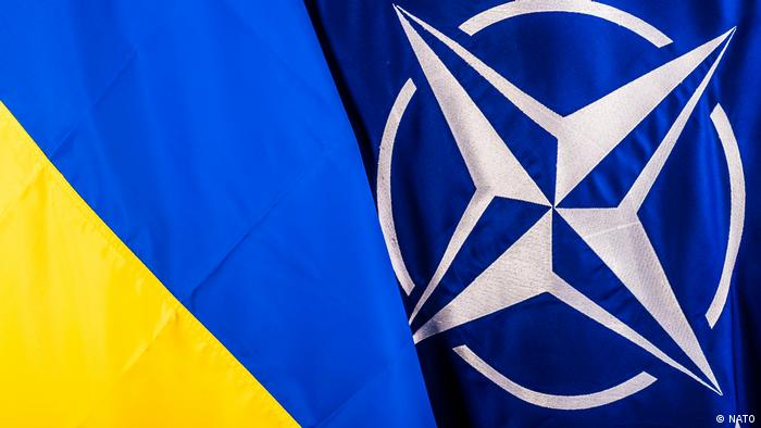 Die ukrainische Fahne und die Flagge der NATO liegen nebeneinander
