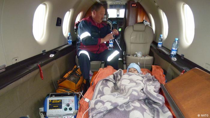 Хвору дитину везуть у літаку, оснащеному технікою для телемедицини