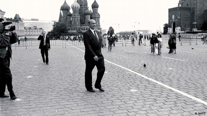El secretario general de la OTAN, Manfred Wörner, en la Plaza Roja de Moscú, en julio de 1990.