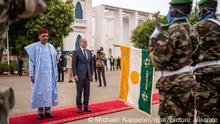 Bundeskanzler Olaf Scholz (SPD), wird von Mohamed Bazoum, Präsident der Republik Niger, mit militärischen Ehren am Präsidentenpalast begrüßt. Scholz hält sich auf seiner ersten Afrikareise als Kanzler im Niger auf und besucht auch Senegal und Südafrika. ***23.05.22