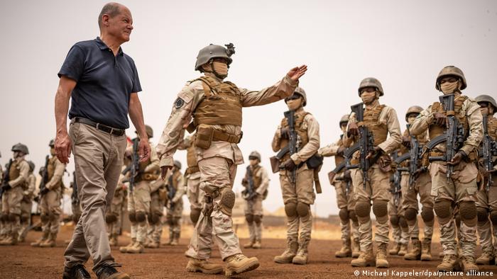 المستشار الألماني أولاف شولتس أثناء زيارة معسكر القوات الالمانيا في تيليا في السنغال 23.05.2022