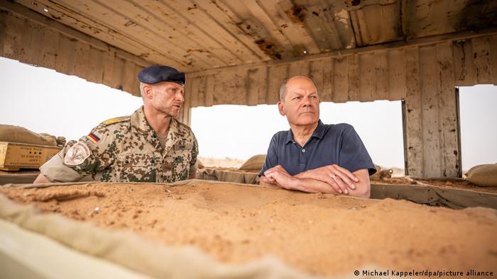 Olaf Scholz (desno) u razgovoru sa Svenom Rumpom, komandantom specijalne operacije GAZELLE u Maliju u kojoj učestvuju i pripadnici Bundeswehra 