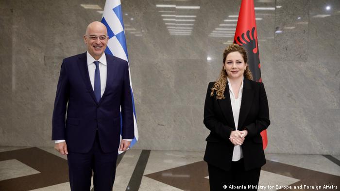 Griechenlands Außenminister Dendias im Gespräch mit Albaniens Außenministerin Xhacka 