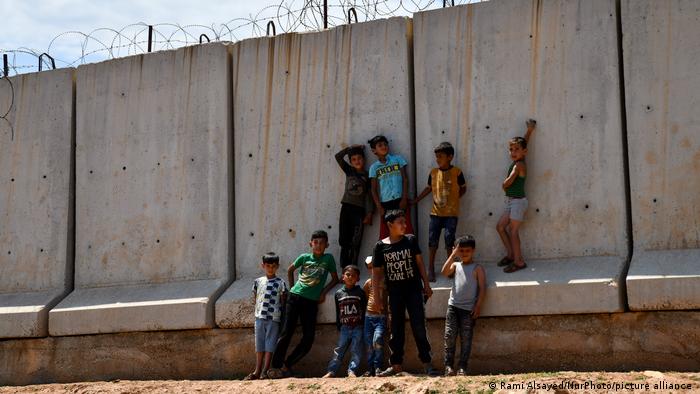 أطفال سوريون في مخيم عند الجدار الفاصل بين سوريا وتركيا (17/5/2022)