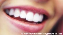 Laecheln mit weissen Zaehnen | smiling with white teeth