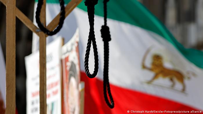 Виселица на фоне флага Ирана 