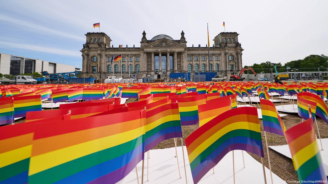 Banderas del arcoiris enfrente del Bundestag alemán. Banderas del arcoiris enfrente del Bundestag alemán.