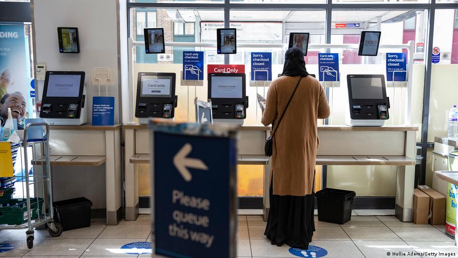 Our love-hate relationship with supermarket self-checkouts | Business | Economy and finance news from a German perspective | DW - Vimarsana News