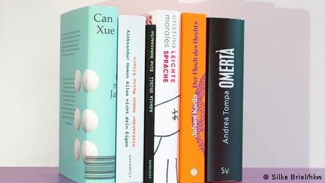 Die Romane der Shortlist des Internationalen Literaturpreises stehen in einer Reihe nebeneinander. 