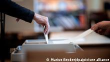 Eine Frau wirft ihren Stimmzettel in ein Wahlurne in einem Wahllokal in Essen. +++ dpa-Bildfunk +++