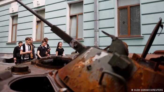 Adolescentes ucranianos caminan entre tanques rusos destruidos en Kiev. (Mayo de 2022).