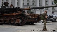 Уничтоженный российский танк в Киеве