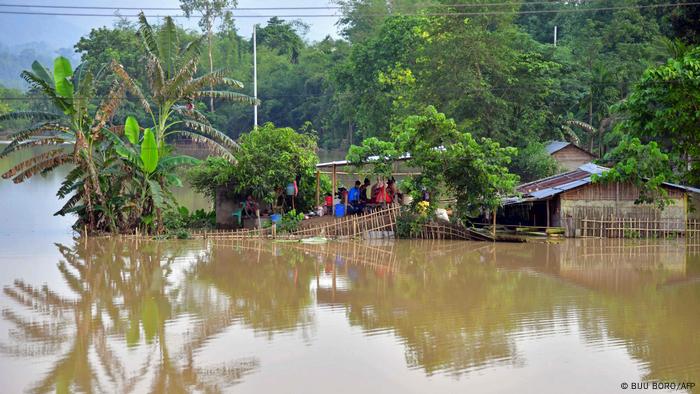 असम: बारिश और बाढ़ से 25 जिलों में 11 लाख लोग प्रभावित | भारत | DW |  17.06.2022