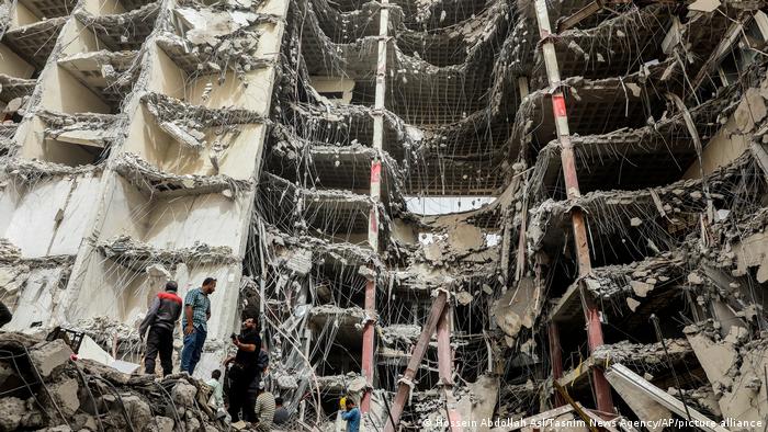 انهار جزء كبير من مبنى متروبول المكوّن من عشر طبقات في آبادان 24/5/2022)