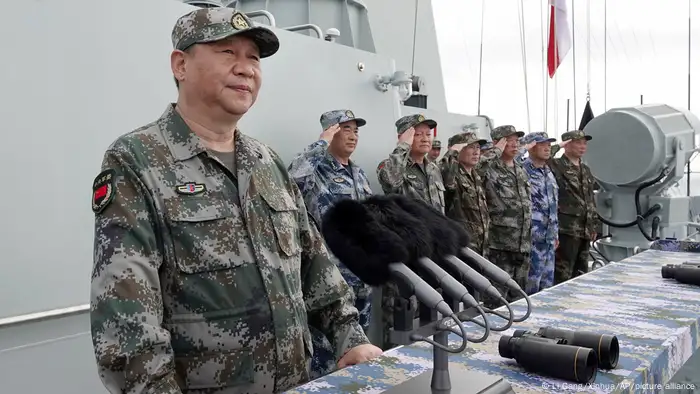 呼籲加快軍事發展的同時，習近平也重申北京不放棄「武力統一」台灣。圖為2018年習近平視察中國海軍的資料照片。