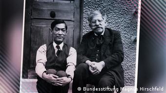 Sexualforscher Magnus Hirschfeld, rechts im Bild