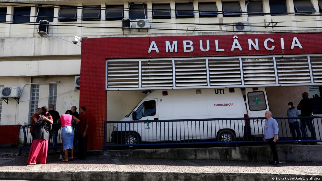 Ambulância estacionada na entrada de um hospital