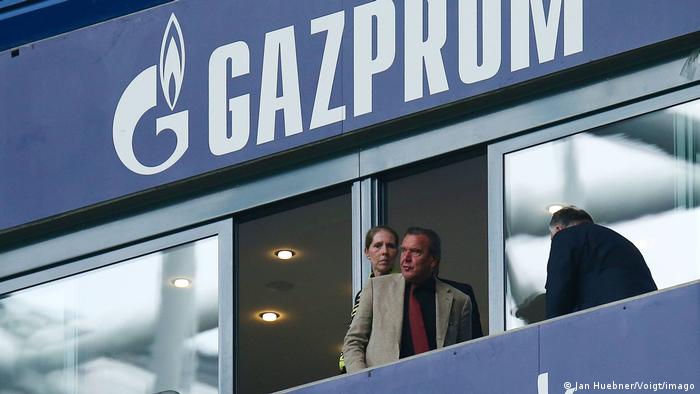 Gerhard Schroeder auf einem Balkon von Gazprom