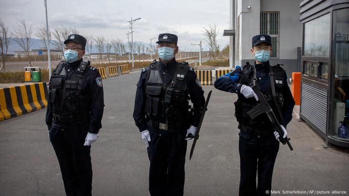 新疆地区三名全副武装的警察（资料图片）