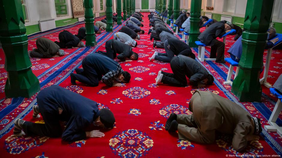 2021年，新疆維吾爾自治區喀什市的一座清真寺，維吾爾族人和其他信徒在政府組織的外國記者訪問期間做禮拜（資料照片）。