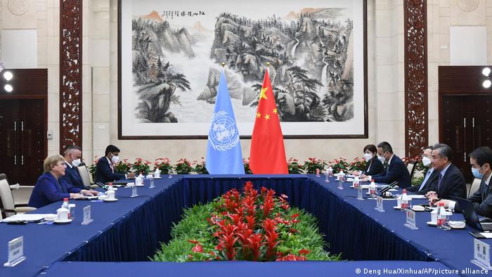 Menlu Cina Wang Yi (kedua dari kanan) menerima kunjungan utusan khusus PBB Michelle Bachelet (kiri) di provinsi Guangdong, 23 Mei 2022