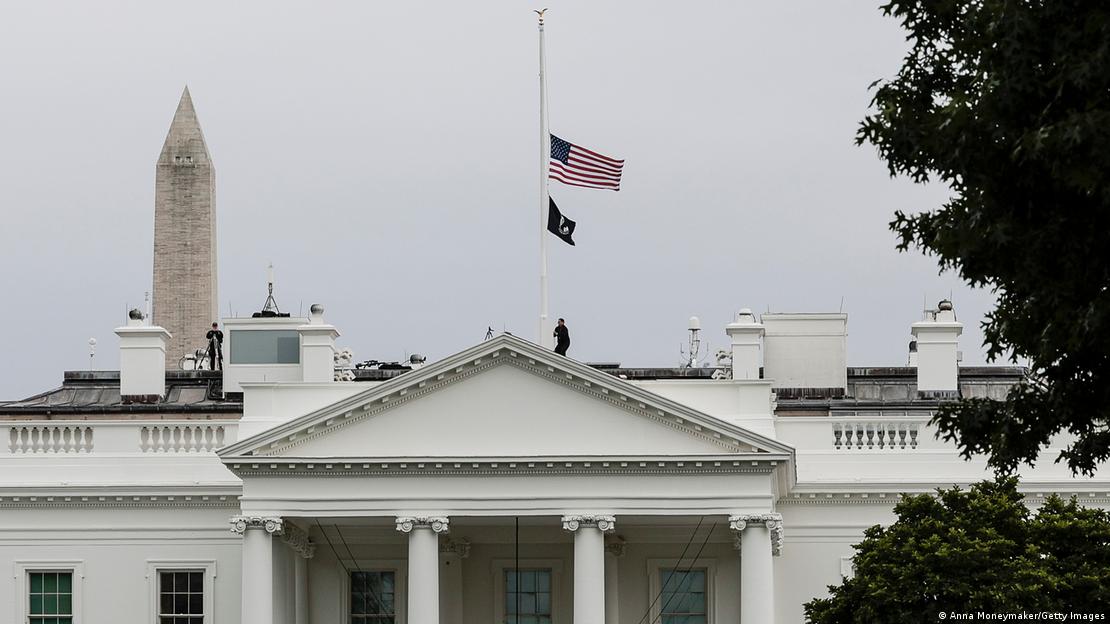 Bandeira dos EUA à meia-haste em luto pelas vítimas do ataque em escola no Texas.
