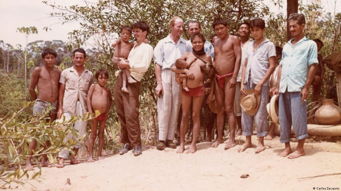 O missionário italiano Carlo Zacquini em seu primeiro contato com os yanomami, em 1965