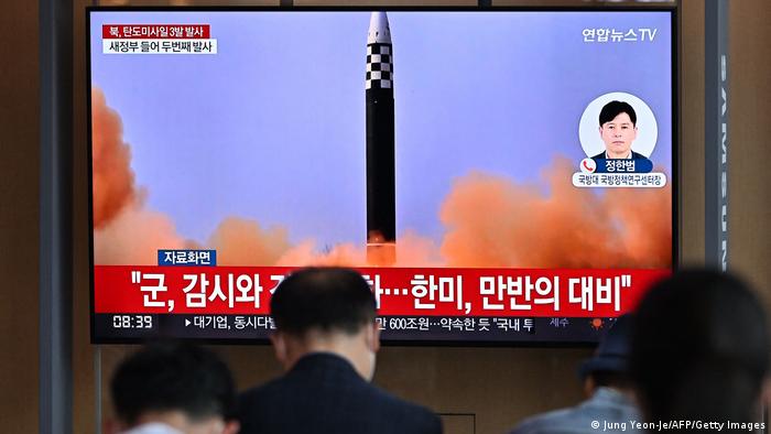 Жители Сеула смотрят репортаж об испытаниях ракет в КНДР, 25 мая 2022 года