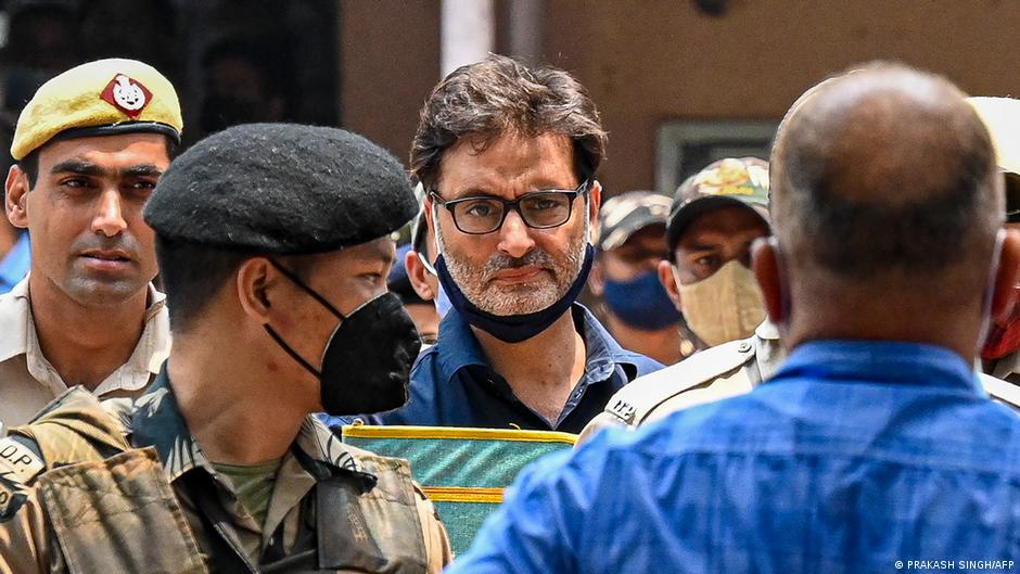 [DW.com]India court jails Kashmiri separatist leader for life | DW | 25.05.2022