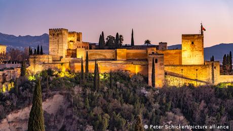 Das berühmte Monument Alhambra angestrahlt am Abend.
