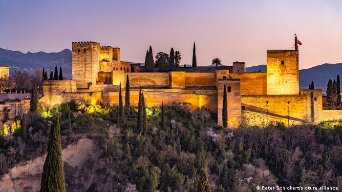 Испанският град в подстъпите на Сиера Невада е сред най-слънчевите градове в Европа с 341 слънчеви часа месечно. Известен е със своята андалуско-мавърска култура и особено с комплекса Алхамбра (в превод от арабски: червеният замък).