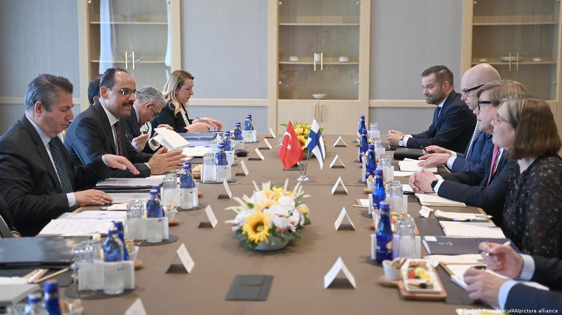 Türkiye'nin Finlandiya ile İsveç'in NATO üyeliğine karşı çıkması sonrasında Türkiye Cumhurbaşkanlığı Sözcüsü İbrahim Kalın (soldan ikinci) ile Finlandiya Dışişleri Bakanlığı Müsteşarı Jukka Salovaara (sağdan ikinci) önderliğinde heyetler 25 Mayıs'ta Ankara'da temaslarda bulundu.