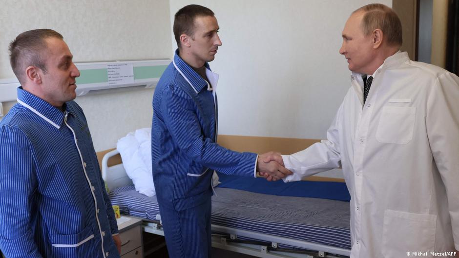 Ukraine-Konflikt, Wladimir Putin besucht Krankenhaus mit verwundeten Soldaten in Moskau