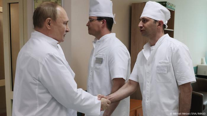 Путін з медиками, які лікують поранених солдат РФ